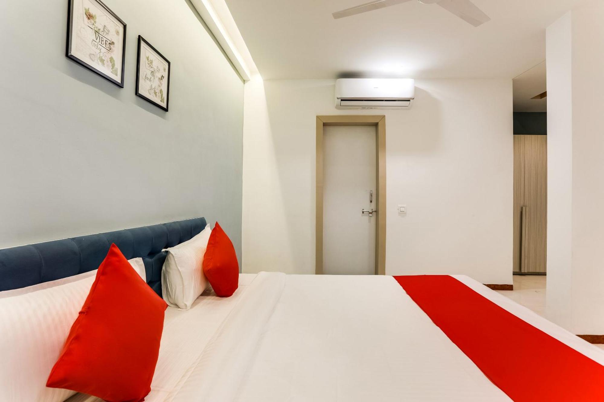 โอโย 46433 โอมกร Hotel อินดอร์ ภายนอก รูปภาพ